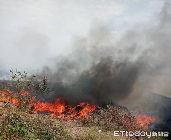 ▲▼台南市麻豆區1處垃圾場發生火警，台南市消防局出動麻豆消防分隊等各式消防車前往搶救。（圖／記者林悅翻攝）