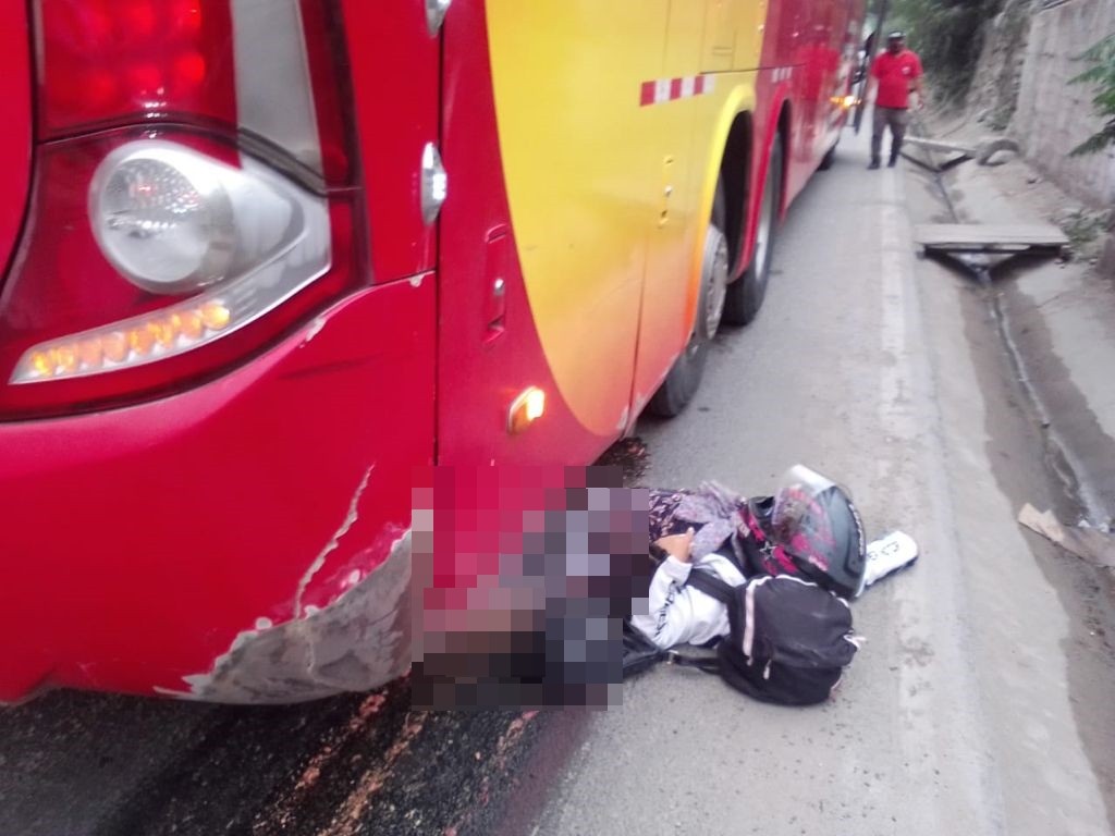 ▲▼祕魯一名騎士超車時失去重心慘摔，遭公車後輪輾壓死亡。（圖／翻攝自CM7）