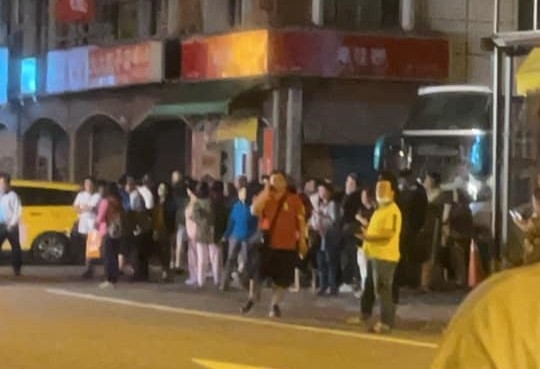 ▲▼花蓮人跑就要跑！地震搖晃40秒「飯店人潮」衝出　當地人說話了（圖／翻攝爆廢1公社）