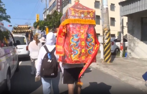 ▲菩薩託夢給碩士生跟著大甲媽祖遶境 。（圖／翻攝自東森新聞，下同）