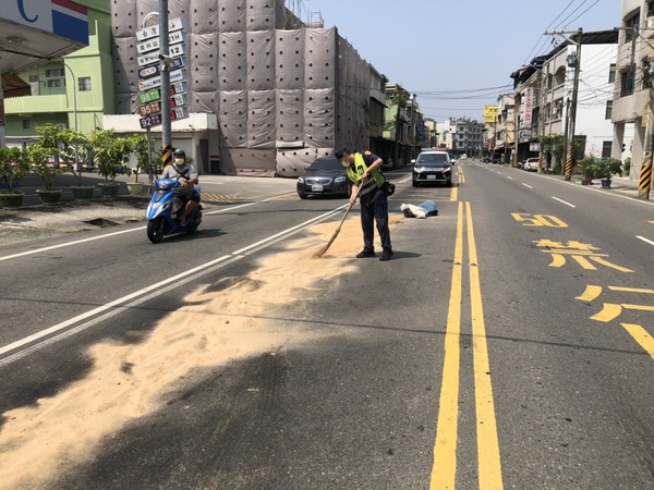 ▲▼  高雄大貨車油管破裂導致多部機車騎士跌倒           。（圖／記者黃子倩翻攝）