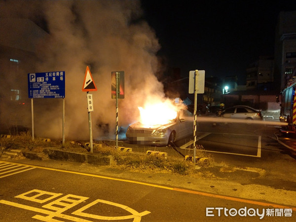 ▲台南市中西區五妃街１處停車場，18日晚上傳出火警，１部停在該處自小客車突然發起火燃燒，台南市消防局迅速出動消防車到場撲滅火勢。（圖／記者林悅翻攝，下同）