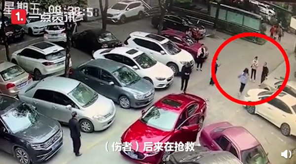 邊開車邊滑手機！女駕駛把人輾壓在輪下　嚇哭直接「棄車跑走」。（圖／翻攝自微博／沸點視頻）