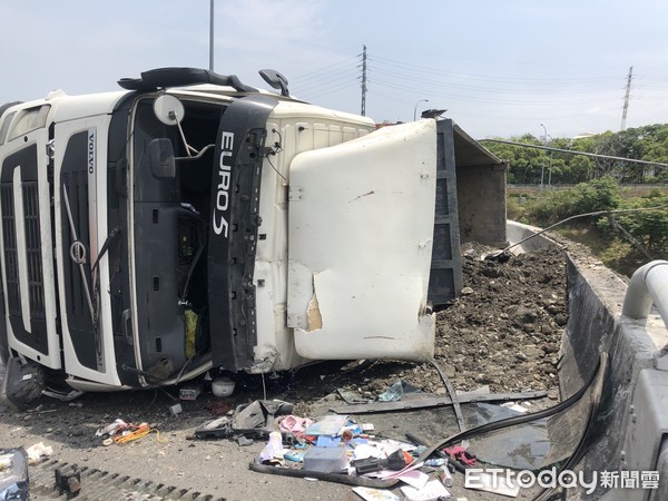 ▲1輛由潘男所駕駛的大貨車，疑似車速過快過彎失控翻車，車上廢土灑滿地，駕駛也送醫救治。（圖／記者黃孟珍翻攝，下同）