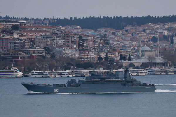 ▲▼俄羅斯軍方的Ropucha級登陸艦通過伊斯坦堡海峽，航向黑海。（圖／路透）