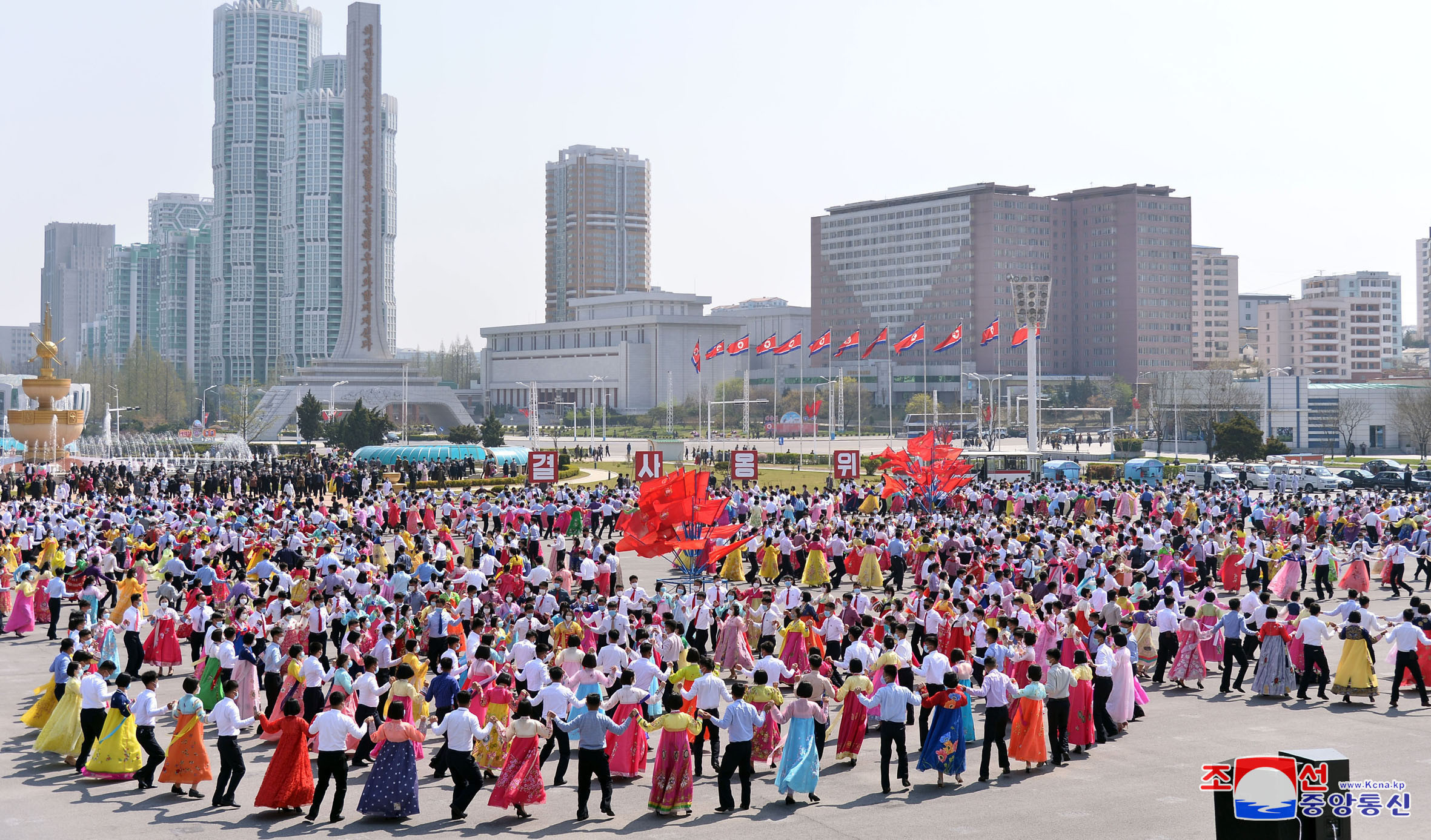 ▲▼北韓平壤居民歡慶太陽節。（圖／達志影像）