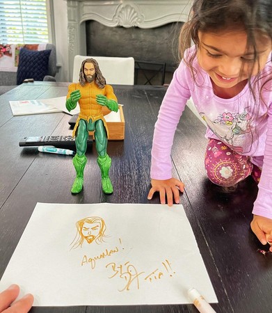 ▲女兒Tia更是要求巨石強森畫出「水行俠」。（圖／翻攝自Instagram／therock）
