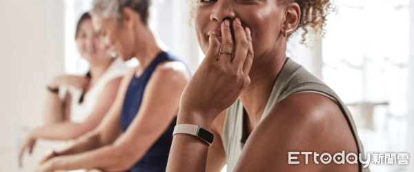 Fitbit被Google收購後的健身手環Fitbit Luxe　僅台幣