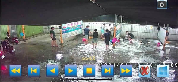 ▲高雄鳥松某洗車場遭一群少年玩泡沫嬉戲        。（圖／業者提供）
