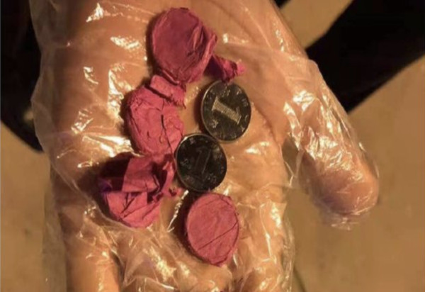 ▲機場工作人員撿起乘客丟擲的6枚硬幣。（圖／翻攝北部灣航空微博）