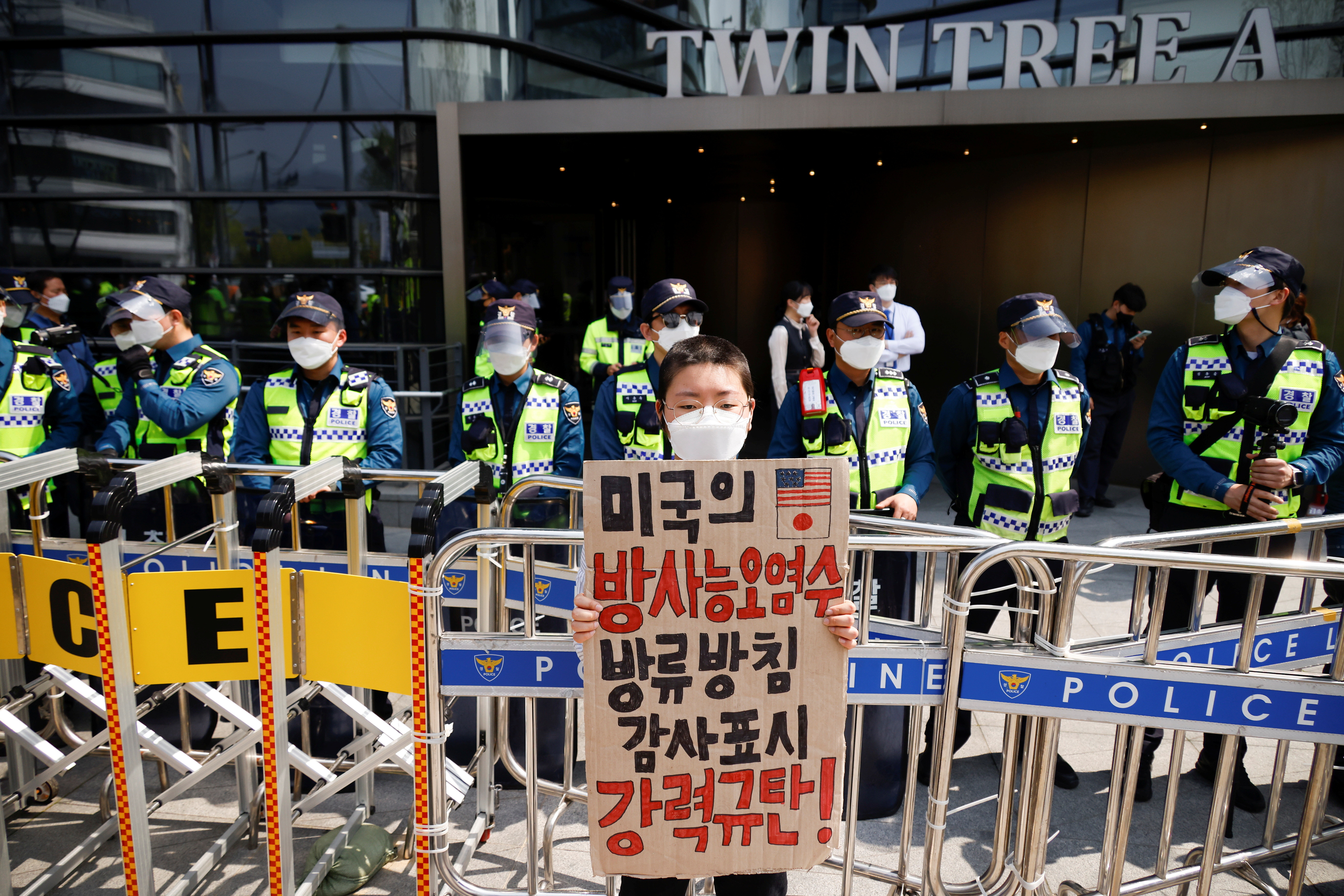 ▲▼南韓大學生連續5天4夜在日本駐韓大使館前示威抗議。（圖／路透社）