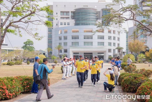 ▲2021年全國大專校院運動會，19日在主辦學校國立成功大學引燃後，展開歷時19天、總長1168公里的環台路跑，第2站來到嘉南藥理大學。（圖／記者林悅翻攝，下同）