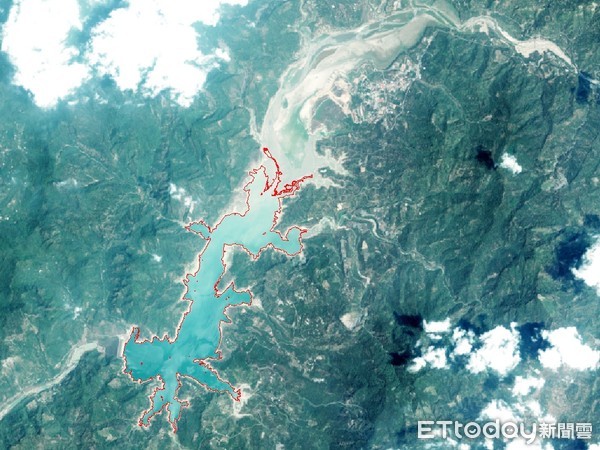 ▲中央大學太空及遙測研究中心利用3D衛星遙測監測發現，曾文水庫蓄水量（紅色區域）嚴重減少，上游部份幾乎乾涸。（圖／記者沈繼昌翻攝）