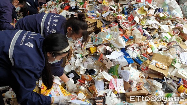 ▲回收站堆積如山的垃圾讓學生大為吃驚。（圖／慈濟大學提供，下同）