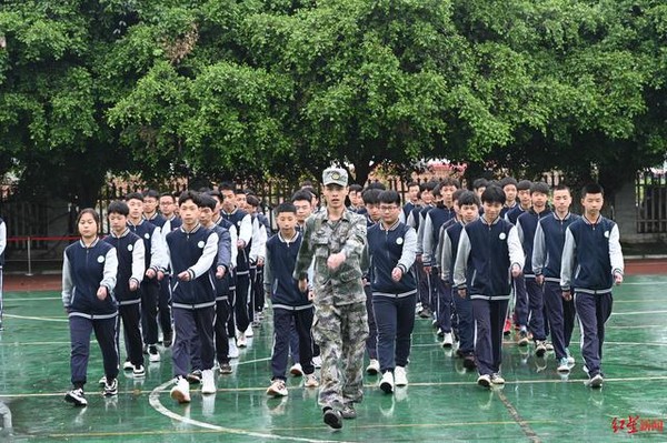 ▲王康力在學校期間受到同學們追捧。（圖／翻攝紅星新聞）