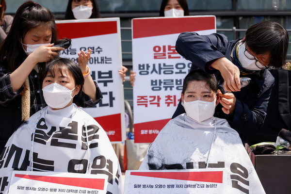 ▲▼南韓大學生削髮抗議，呼籲日本人應把福島核廢水「喝下去」。（圖／路透社）