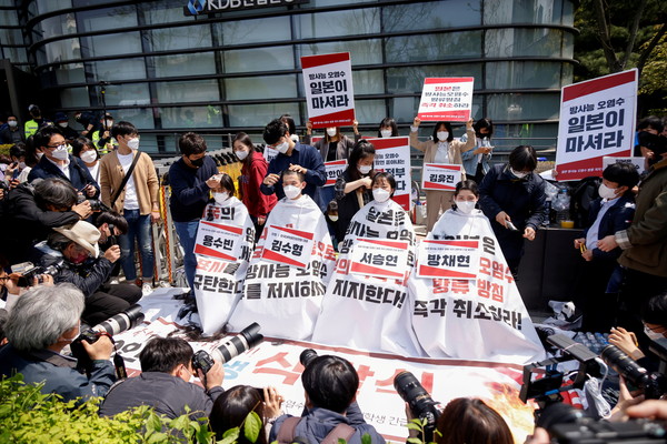 ▲▼南韓大學生削髮抗議，呼籲日本人應把福島核廢水「喝下去」。（圖／路透社）