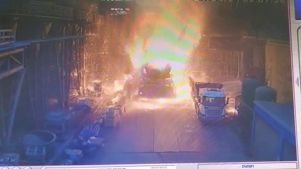 驚悚爆炸畫面曝 豐興煉鋼廠 炸出1千度鐵漿 2人遭噴濺狂燒 Ettoday社會新聞 Ettoday新聞雲 驚悚爆炸畫面曝 豐興煉鋼廠 炸出1千度鐵漿 2人遭噴濺狂燒 Ettoday社會新聞 Ettoday新聞雲