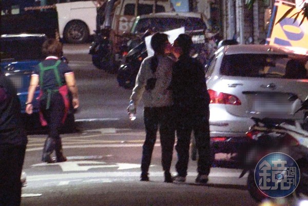 00:21 九把刀（右）與周亭羽（左）於午夜時分漫步台北街頭，還情不自禁在暗巷親親，感情緊密。