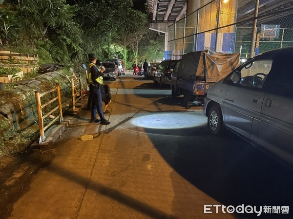 ▲汐止警方陸續帶回毆傷梁男的涉案同夥。（圖／記者張君豪翻攝）