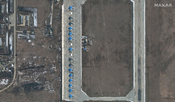 ▲▼3月27日在俄羅斯莫羅佐夫斯克空軍基地（Morozovsk airbase）的11架蘇-34飛機。（圖／達志影像／美聯社）