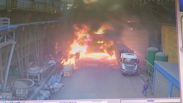 ▲▼豐興煉鋼廠爐渣車爆炸。（圖／翻攝記者爆料網）