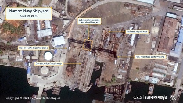 ▲▼衛星相片顯示出，北韓在南浦海軍造船廠SLBM試射平台、駁船的興建與維修。（圖／翻攝自Beyond Parallel）