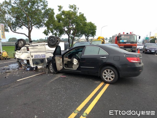 雲林三寶騎士橫越馬路廂型車急閃撞黑車翻肚 4車撞一團5傷 Ettoday社會新聞 Ettoday新聞雲