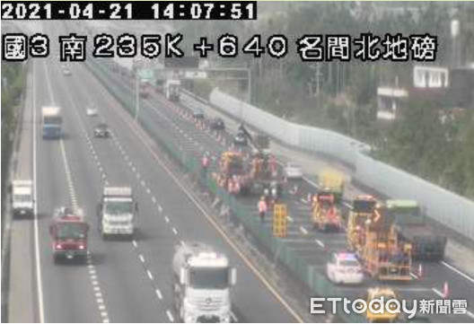 ▲▼高速公路火燒車。（圖／記者高堂堯翻攝）