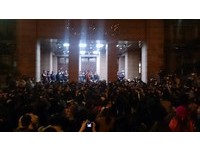 ▲反服貿學生轉攻佔行政院。（圖／記者周佩虹攝）