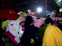 學生占領行政院，毛毯蓋拒馬免受傷。