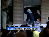 學生爬進行政院，嗆江宜樺下台。