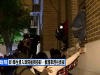 學生爬進行政院，嗆江宜樺下台。