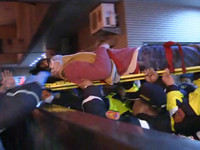 轉攻占行政院推擠衝突，學生受傷送醫。