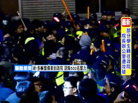 學生轉攻占行政院，警民拉扯場面混亂。