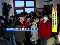 學生轉攻占行政院，警民拉扯場面混亂。