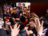 學生轉攻占行政院，警民拉扯場面混亂。