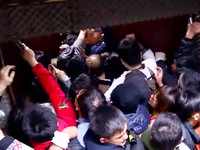 學生轉攻占行政院，警民拉扯場面混亂。