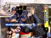 學生轉攻占行政院，警民拉扯場面混亂。