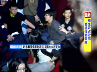 學生轉攻占行政院，警民拉扯場面混亂。