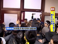 學生轉攻占行政院，警民拉扯場面混亂。