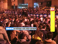 學生攻占行政院失控，大批員警舉盾牌驅離。