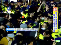 學生攻占行政院失控，警木棍盾牌驅離。