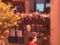 江揆下令強制驅離，大批鎮暴警察進駐行政院。