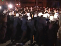 大批鎮暴警察進駐行政院，與學生拉扯僵持。