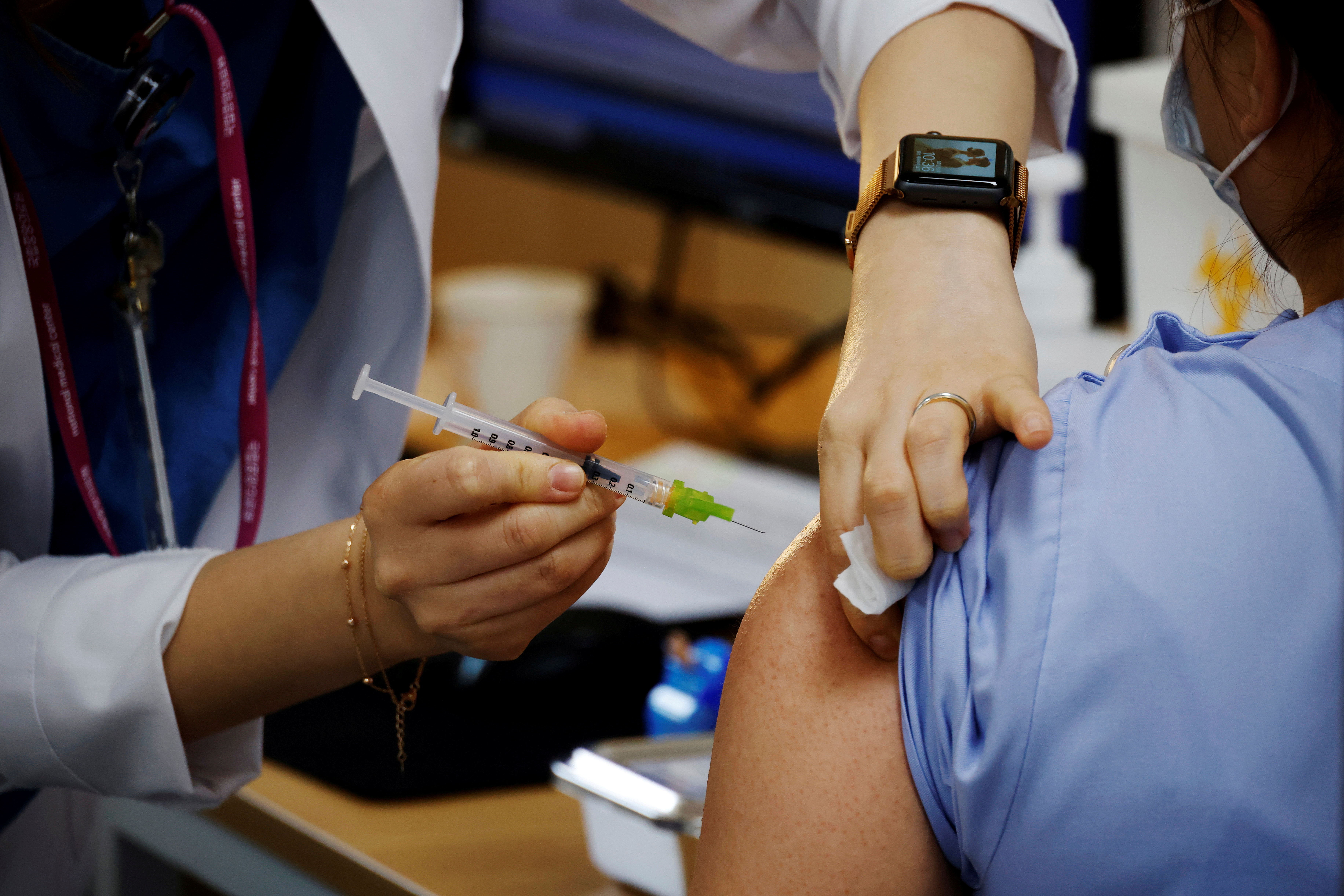 ▲▼南韓一名40多歲的護士助理在接種AZ疫苗後，出現四肢麻痺等嚴重副作用反應。（示意圖／路透社）