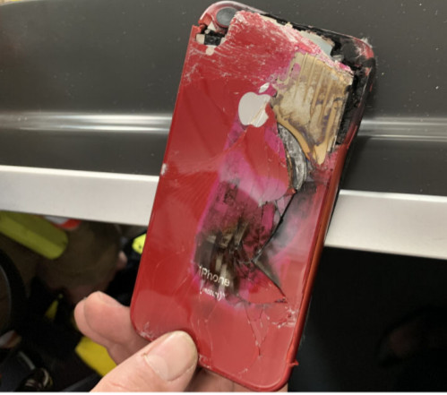 ▲▼充電中的紅色iPhone卡死飛機座椅，起火燃燒。（圖／翻攝自英國航空事故調查局）