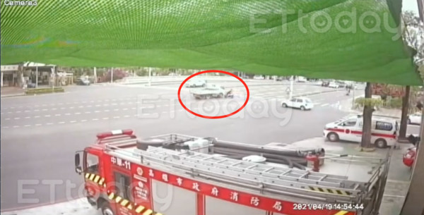 ▲高雄市中華消防分隊在參觀幼童面前，真實上演救護             。（圖／記者吳奕靖翻攝）