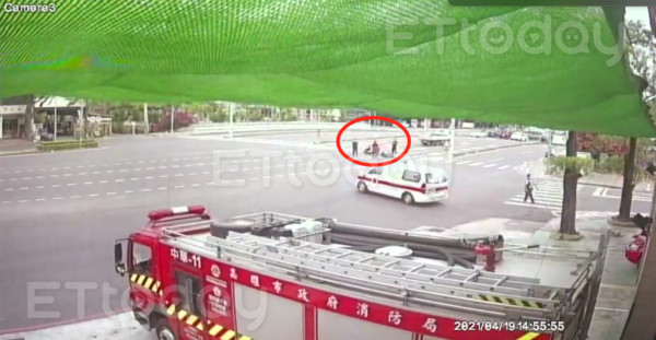 ▲高雄市中華消防分隊在參觀幼童面前，真實上演救護             。（圖／記者吳奕靖翻攝）