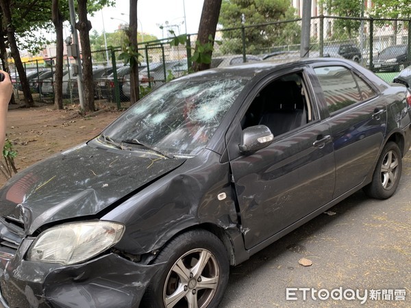 ▲警方部署以二部偵防車包夾，警員破窗將嫌犯拖出車外壓制，所幸僅造成車損，無人員受傷。（圖／記者蔡佩旻攝）